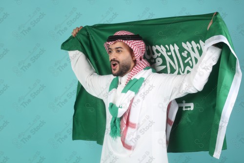 شاب سعودي يرتدي الزي السعودي يقوم بتعابير وجه و يدين تدل على السعادة والحماس ، كأس العالم، المنتخب السعودي