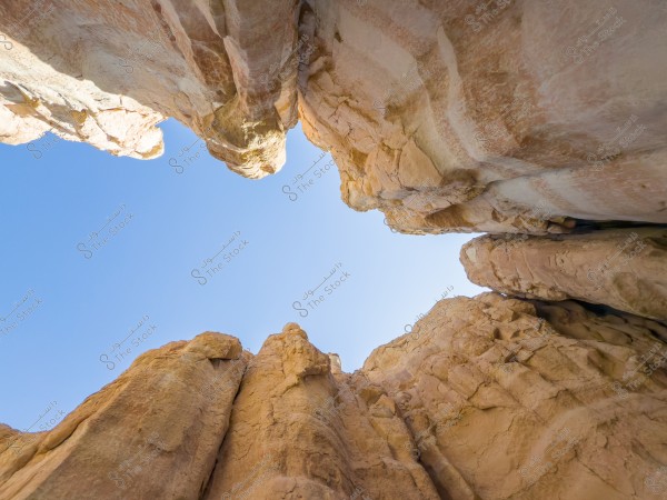 ** منظر لسقف الجبل من أسفل الوادي يظهر السماء الزرقاء الخالية من الغيوم.
- **