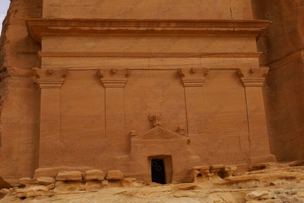 قصر الفريد في مدائن صالح في محافظة العلا، التكوينات الصخرية في المناطق الصحراوية، مدفن حيان بن كوزا، المعالم الأثرية السياحية القديمة في المملكة العربية السعودية