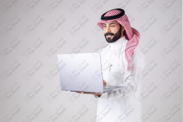 بورتريه رجل سعودي يحمل لابتوب ويقوم بتعابير مختلفة، خدمة عملاء ، التواصل.