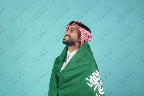 شاب سعودي يرتدي الزي السعودي يقوم بتعابير وجه و يدين تدل على السعادة والحماس ، كأس العالم، المنتخب السعودي