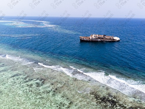 سفينة غارقة في البحر الأحمر نهارًا، آثار باخرة غارقة في مياه البحر