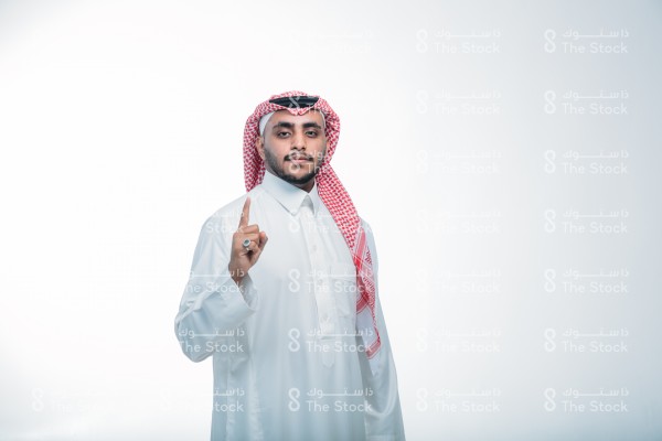 تفاعل رجل يرتدي زي سعودي على خلفية بيضاء