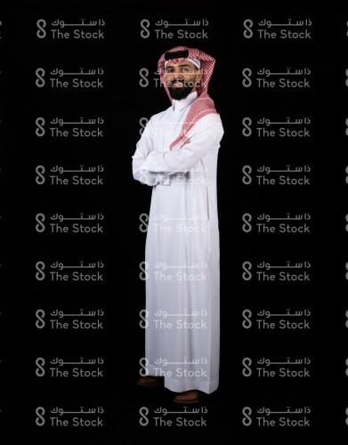 بورتريه رجل سعودي يرتدي الزي السعودي الرسمي، يقف على جانبه الايسر على خلفية سوداء ينظر الى الكاميرا وهو مبتسم.

رجل يقوم بعمل حركات بيديه وهو ينظر الى الكاميرا