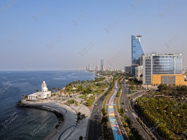 منظر جوي لكورنيش جدة يظهر المسجد المطل على البحر والمباني الحديثة في الخلفية.