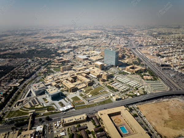 صورة جوية احترافية تُبرز جمال المباني والشوارع في مدينة الرياض.