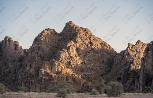 جبال صخرية بها الكثير من التجاويف في حائل بالمملكة العربية السعودية