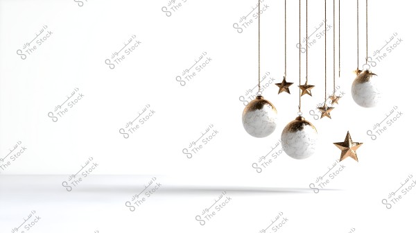 صورة تظهر كرات زينة بيضاء وذهبية تتدلى من خيوط, بجانب عدد من النجوم الذهبية المعلقة أيضًا. الخلفية بيضاء بسيطة مما يبرز تفاصيل الألوان الملتلمسة للكرات والنجوم.