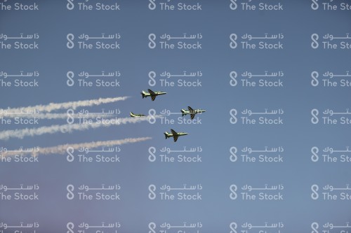 مجموعة من الطائرات تحلق في السماء احتفالًا باليوم الوطني السعودي