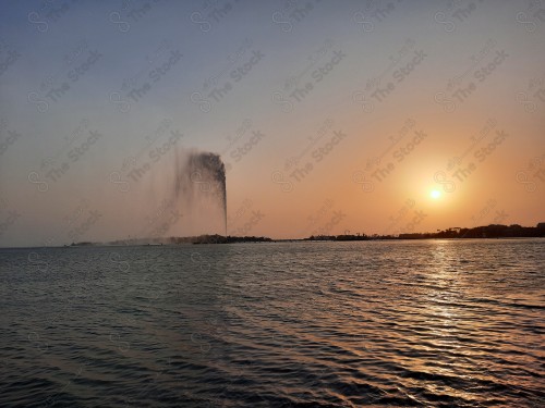 صورة جمالية لنافورة جدة اثناء الغروب ، خلفية الطبيعة ، المناظر البحرية الهادئة ، الطبيعة البحرية في السعودية.