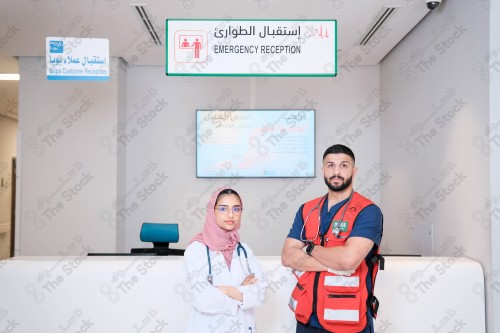 طبيبة ومسعف سعوديين يرتدون الزي الطبي الرسمي ، تقديم الخدمات الصحية، الطب والرعاية الصحية