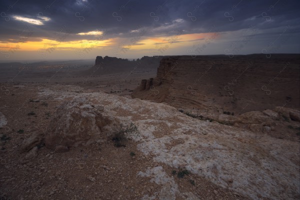 لقطة جوية لمجموعة سياح على جبل من جبال طويق المسمى بحافة العالم. سلسلة من الجبال الصخرية