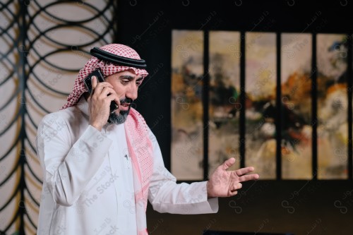 رجل سعودي يقوم بتفاعلات مختلفة باستخدام الجوال ، رجل سعودي يقوم بإجراء مكالمة هاتفية