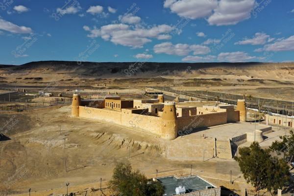 منظر جوي قصر كاف الأثري هو حصن تاريخي هام يقع شمال محافظة القريات بمنطقة الجوف في السعودية، بناه الشيخ نواف الشعلان ، عام 1338هـ (1920م) كحصن دفاعي ومقر للحكم، ويتميز بتصميمه المربع وأبراجه الحجرية والطينية