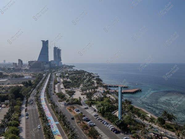 صورة جوية لكورنيش جدة في السعودية، تُظهر المباني الشاهقة والواجهة البحرية.