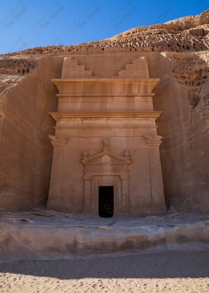 لقطه لحجرة في مدائن صالح التاريخيه في محافظه العلا بالسعوديه، معلم اثري قديم، مدينة الحجر، سلسلة من الجبال الصخرية