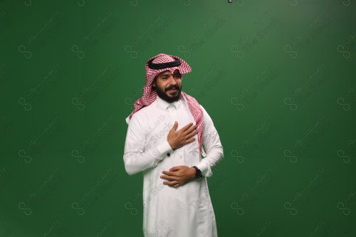 بورتريه رجل سعودي مبتسم يرتدي الزي السعودي التقليدي يُظهِر الامتنان