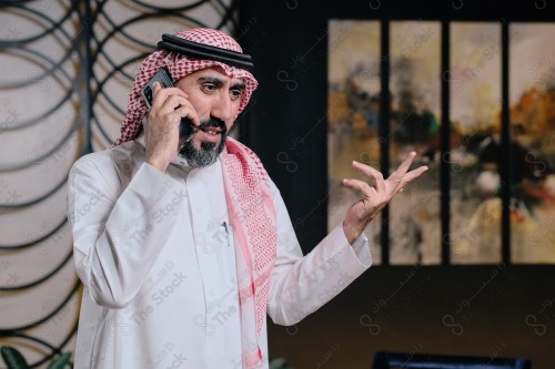 رجل سعودي  يقوم بتفاعلات مختلفة باستخدام الجوال