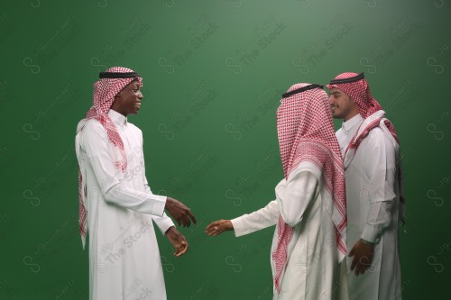 رجل سعودي يرتدي الزي السعودي التقليدي يستقبل ضيوفه في إحدى المناسبات