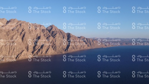 البحر الاحمر وسلسلة جبال طيب الاسم الصخرية يشقها طريق مسفلت بمنطقة نيوم