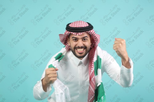  بورتريه شاب سعودي يرتدي الزي السعودي بتعابير وجه و يدين تدل على السعادة والحماس ، كأس العالم ، المنتخب السعودي.