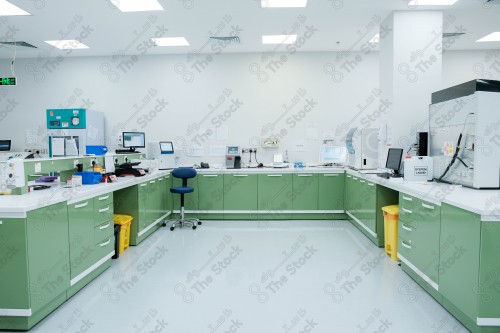 picture in a hospital showing an empty medical laboratory