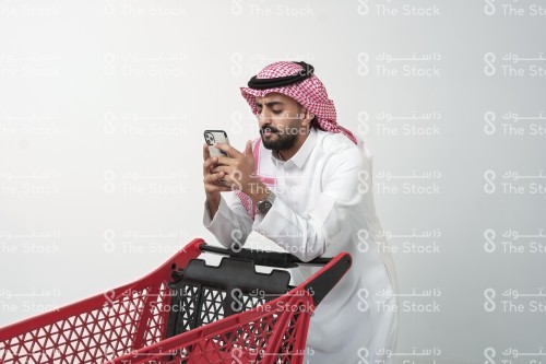 رجل سعودي يبدو متعبًا من التسوق