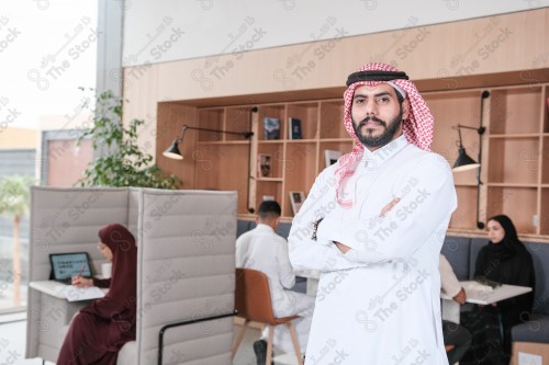 مجموعة من الموظفين السعوديين يعملون في صالة العمل خلال النهار