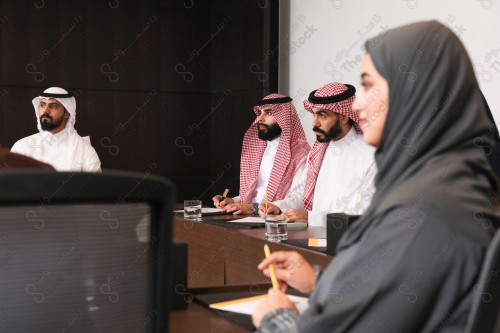 موظفون وموظفات سعوديون في ورشة عمل، شباب سعوديون أثناء حضورهم إحدى الدورات التدريبية