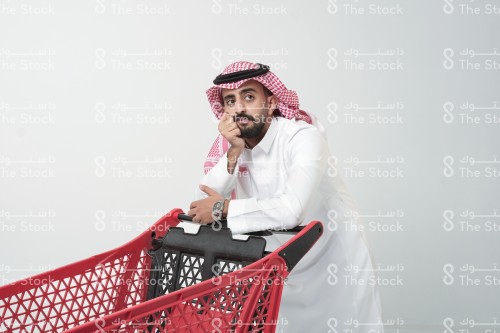 رجل سعودي يبدو متعبًا من التسوق