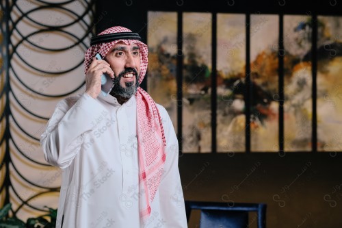 رجل سعودي يقوم بتفاعلات مختلفة باستخدام الجوال ، رجل سعودي يقوم بإجراء مكالمة هاتفية