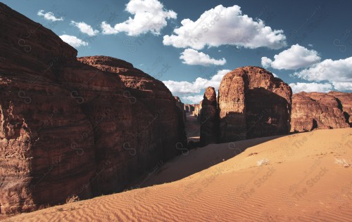 كثبان رملية, سلسلة من الجبال في تبوك، سماء صافية.