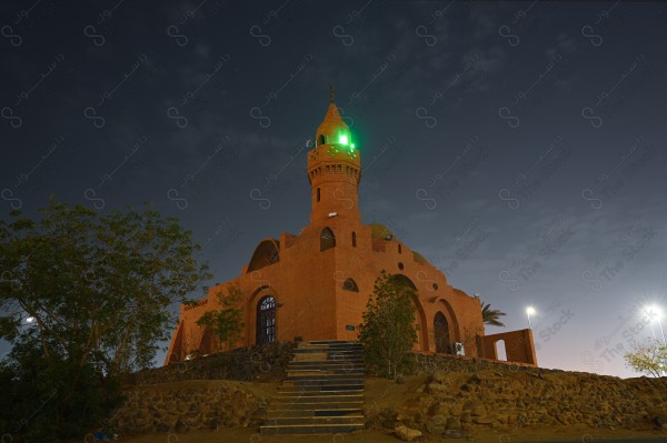 لقطة جمالية لمسجد محمد حسن فارسي في مدينة جدة ليلًا وتظهر السماء  شبة غائمة، اشجار ونخيل، الطبيعة بالسعودية.