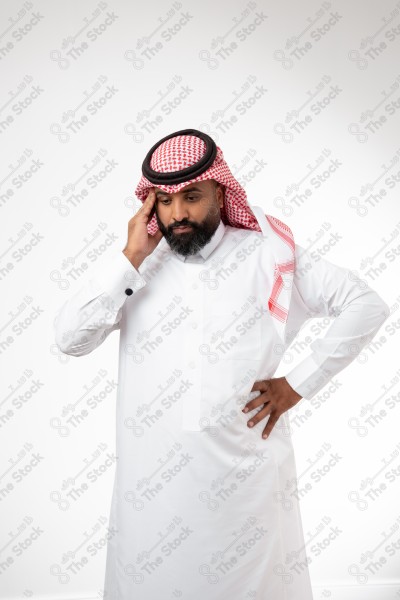 بورتريه شاب سعودي يرتدي الزي السعودي ويقوم بتعابير مختلفة، خلفية بيضاء