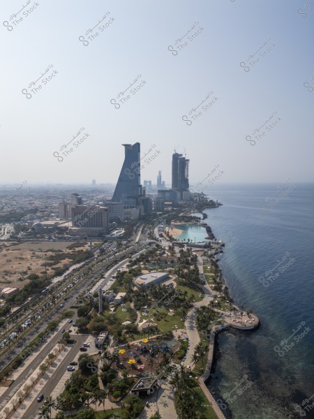 منظر جوي لمدينة جدة يظهر المباني الحديثة وواجهة البحر الأحمر.
