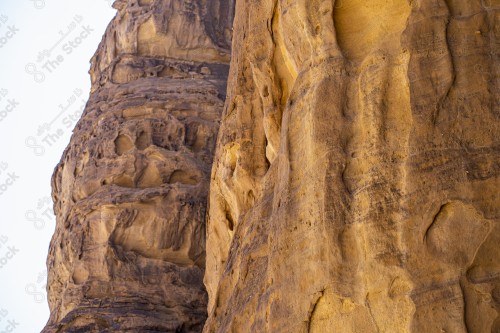 جبل صخري ذو مناظر خلابة في الصحراء. طبقات الصخور _المزروعات_ في واحة العلا القديمة. العلا ، المملكة العربية السعودية