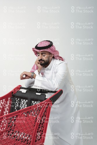 رجل سعودي يبدو متعبًا من التسوق