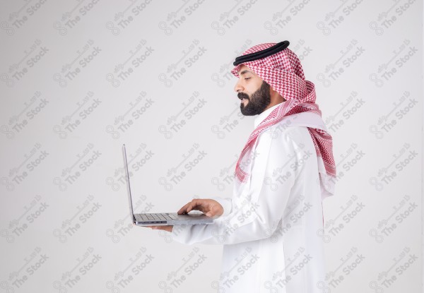 بورتريه رجل سعودي يحمل لابتوب ويقوم بتعابير مختلفة، خدمة عملاء ، التواصل.