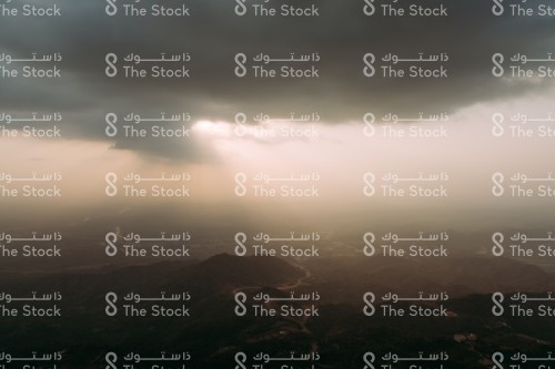 الغيوم و اشعة الشمس على الطبيعة الجبلية فيفاء، المملكة العربية السعودية