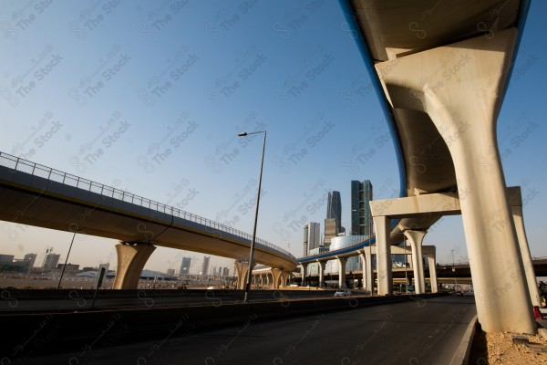 لقطة لأبراج المركز المالي بمدينة الرياض نهاراً وتظهر السماء صافية ، ناطحات سحاب ، مباني ومعالم