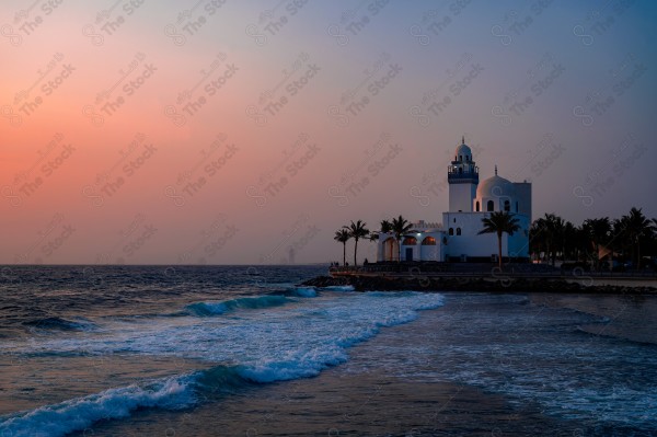 لقطة جمالية لمسجد الجزيرة في مدينة جدة وقت الغروب وتظهر السماء صافية، انهر وبحار، اشجار ونخيل، الطبيعة بالسعودية.