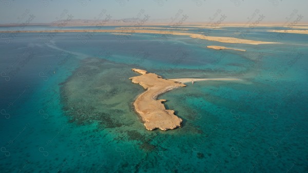 لقطة جوية جزيرة سندالة الصناعية قيد الانشاء في مشروع نيوم على ساحل البحر الاحمر نهارًا، جزيرة صناعية.