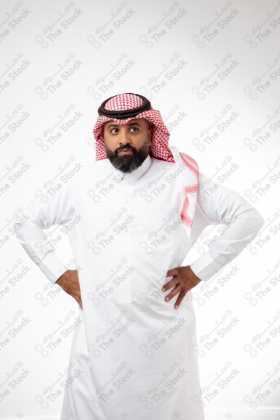 بورتريه شاب سعودي يرتدي الزي السعودي ويقوم بتعابير مختلفة، خلفية بيضاء