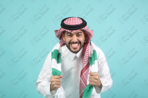  بورتريه شاب سعودي يرتدي الزي السعودي بتعابير وجه و يدين تدل على السعادة والحماس ، كأس العالم ، المنتخب السعودي.