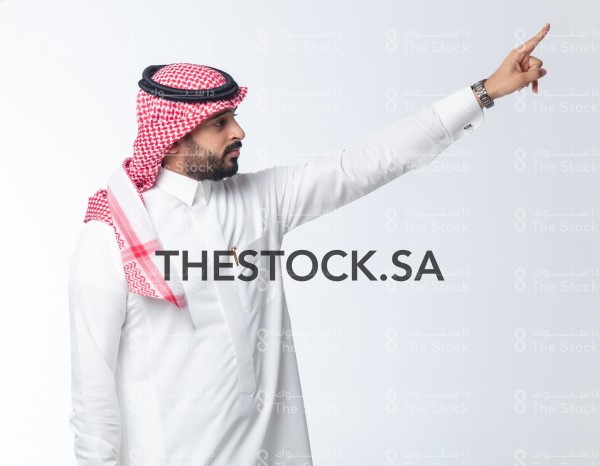 بورتريه رجل سعودي يرتدي الثوب الأبيض ويشير بيديه لاتجاه معين