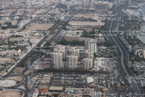 لقطة جوية لمدينة جدة نهارًا وتظهر مجموعة من الأبنية والأحياء السكنية إلى جانب البحر الأحمر