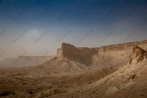 صورة لسلسلة جبال طويق في الرياض في المملكة العربية السعودية , حافة نهاية العالم.