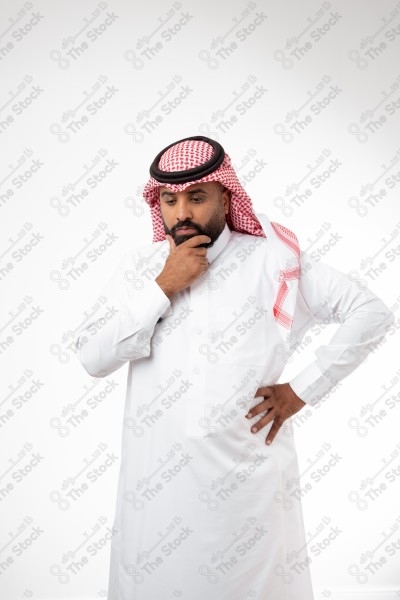 بورتريه شاب سعودي يرتدي الزي السعودي ويقوم بتعابير مختلفة، خلفية بيضاء