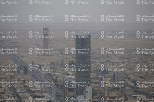 صورة جوية لأبراج مدينة الرياض وتظهر الأحياء السكنية إلى جانب الأراضي الخالية نهارًا