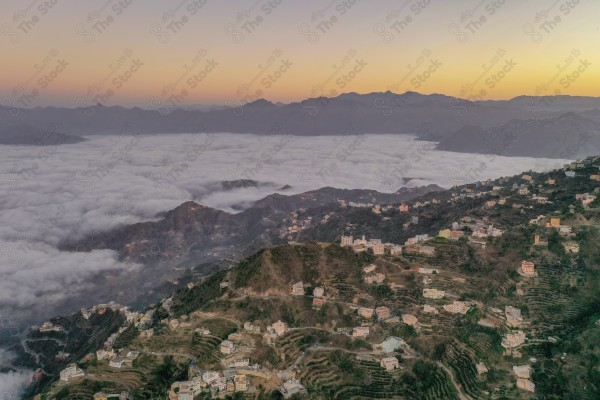 لقطة بالهاتف لسلسة من الجبال والمسطحات الخضراء بفيفاء جنوب السعوديه، المنازل فوق مرتفعات الجبال، الطبيعه في السعوديه